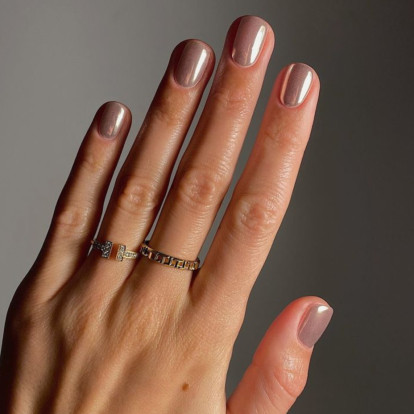 Σας αρέσουν τα κοντά νύχια; Οι πιο hot αποχρώσεις γι’ αυτήν την εποχή που τα κολακεύουν