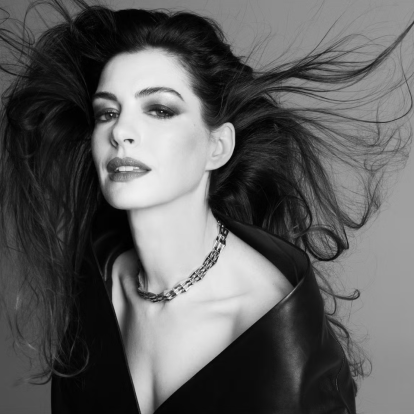 Η Anne Hathaway, λίγο πριν το The Devil Wears Prada 2, μιλά στο Harper’s Bazaar εφ’ όλης της ύλης