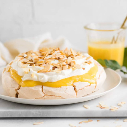 Η τέλεια πάβλοβα λεμόνι που θα συνοδέψει κάθε πασχαλινό τραπέζι