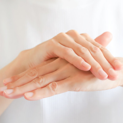 Anti-aging tips: Πώς θα κάνετε τα χέρια σας να μοιάζουν νεότερα