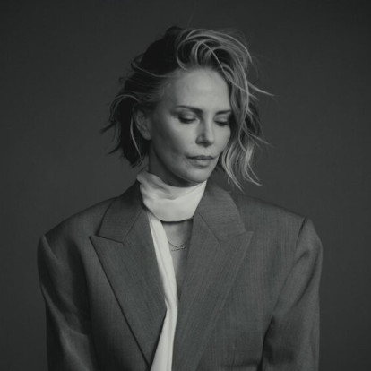 «Ήταν πολύ εμφανές ότι θα μας σκότωνε»: Η Charlize Theron μίλησε ανοιχτά για το οικογενειακό τραύμα που τη σημάδεψε