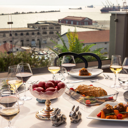 Δεν έχετε προγραμματίσει ακόμα το αναστάσιμο και το πασχαλινό σας γεύμα; Τα ξενοδοχεία της Θεσσαλονίκης όπου θα τα απολαύσετε