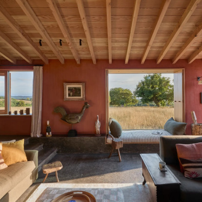 Η σύγχρονη εξοχική κατοικία στην αγγλική ύπαιθρο που «γεννιέται» μέσα από τη γη και συνδέεται με το περιβάλλον