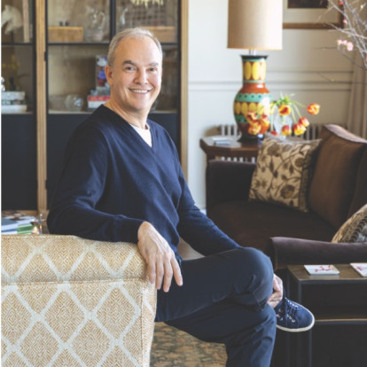 Ο Μάρκος Μαχαιρόπουλος μας υποδέχεται στο υπέροχο, γεμάτο φως σπίτι του στην Αθήνα