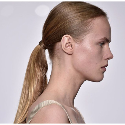 Έτσι θα αναβαθμίσετε ένα κλασικό ponytail με τον πιο εύκολο τρόπο