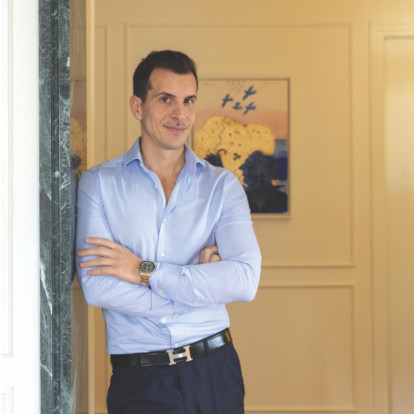 Στο αθηναϊκό διαμέρισμα του Άρη Λεφάκη, η Αρχιτεκτονική και η Τέχνη συνυπάρχουν σε έναν χώρο με έντονη αισθητική ταυτότητα