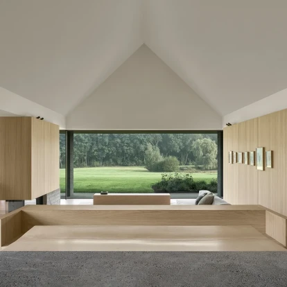 Μια αγροικία στο Βέλγιο ξαναβρίσκει τη σύνδεσή της με το τοπίο μέσα από μια super μινιμαλιστική σχεδιαστική προσέγγιση