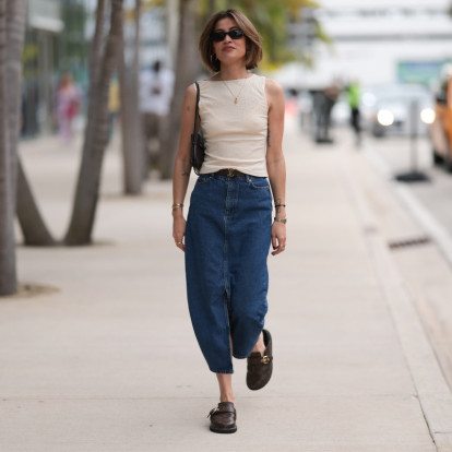 Οι denim φούστες μετατρέπονται σε διαχρονικό κομμάτι της γυναικείας γκαρνταρόμπας