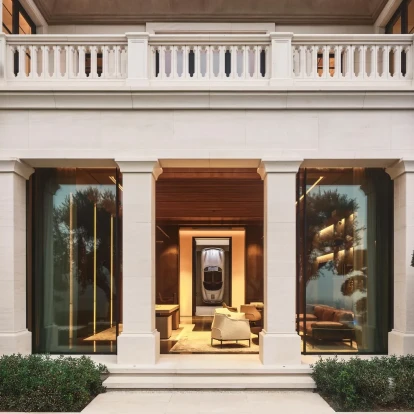 Μια πολυτελής κατοικία στην Καλιφόρνια, στο σαλόνι της οποίας κρέμεται μια vintage Porsche