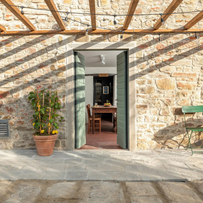 Το πέτρινο σπίτι στην Τοσκάνη που μεταμορφώθηκε σε μια σύγχρονη εξοχική κατοικία με αυθεντικά υλικά και rustic στοιχεία