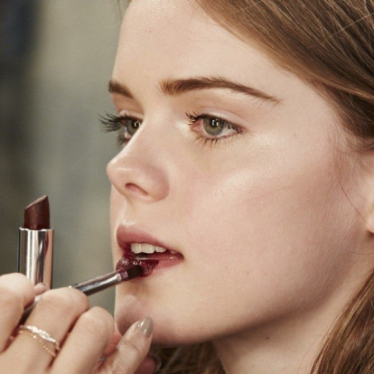 Η απόχρωση κραγιόν που κάνει το χαμόγελό σας να φαίνεται πιο λευκό και λαμπερό