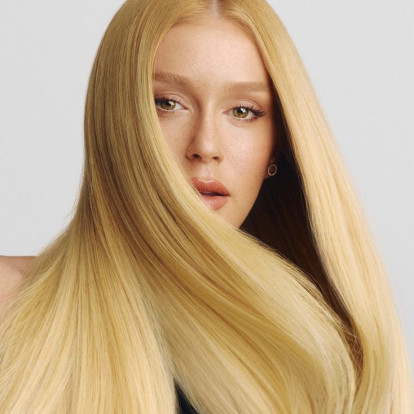 Πώς να ισιώσετε τα σγουρά μαλλιά σας χωρίς να φριζάρουν για ένα effortless look