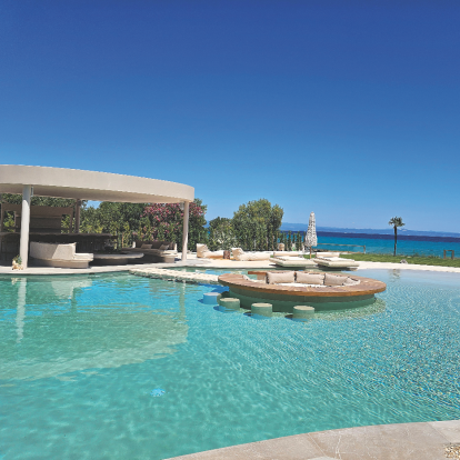 Πώς η σωστή διαμόρφωση μιας πισίνας μπορεί να ανανεώσει μια κατοικία, προσδίδοντάς της ξεχωριστή αισθητική ταυτότητα