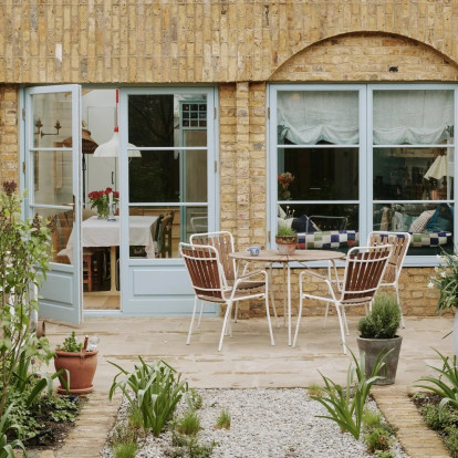 Το ζεστό σπίτι στο δυτικό Λονδίνο με τα vintage κομμάτια, τις προσωπικές ιστορίες και την ανεπιτήδευτη κομψότητα