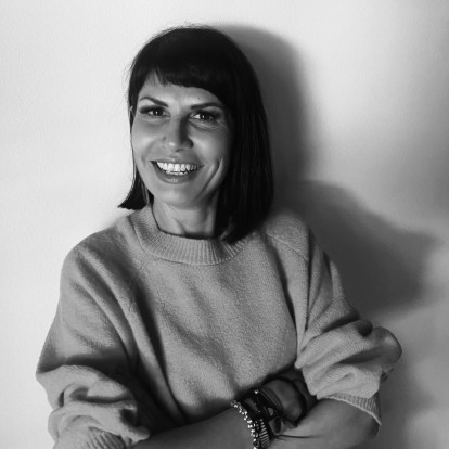 SKG Stories: Η Δόμνα Χουρναζίδου διαμορφώνει το μέλλον του θεάτρου δίνοντας φωνή στη νέα γενιά ηθοποιών