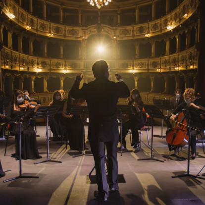 Το ορχηστρικό cover του “All the Things She Said” που αλλάζει πλήρως το διαχρονικό κομμάτι