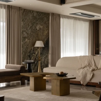 Ένα σύγχρονο σπίτι στο Surat που επαναπροσδιορίζει το design μέσα από υφές και γήινες αποχρώσεις