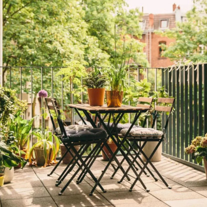 Μικρό μπαλκόνι: Οι τρόποι για να το μετατρέψετε σε έναν κομψό outdoor χώρο