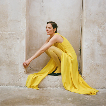 Η διεθνούς φήμης ηθοποιός Vicky Krieps σε μια αποκλειστική συνέντευξη στο GLOW