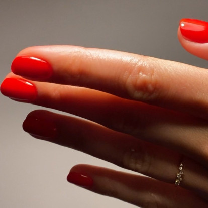 Λατρεύετε το κόκκινο μανικιούρ: Οι 5 αποχρώσεις που πρέπει να δοκιμάσετε