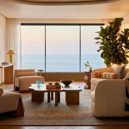 Ένα πολύχρωμο σπίτι στο Μουμπάι της Ινδίας που αναδαμιορφώθηκε και μετατράπηκε σε ψηφιδωτό αναμνήσεων