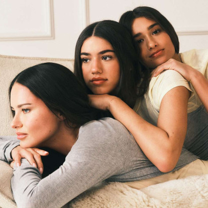 Τα μοντέλα της Victoria’s Secret φωτογραφίζονται στη νέα καμπάνια με τα παιδιά τους με αφορμή τη Γιορτή της Μητέρας