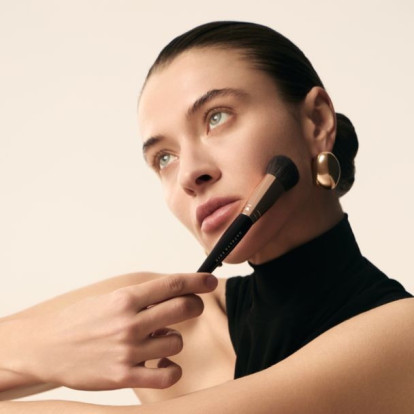 Πινέλο ή σφουγγαράκι; Τελικά με ποιον τρόπο απλώνεται πιο άψογα το foundation;