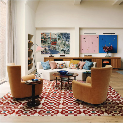 Το σπίτι στο δυτικό Λονδίνο με τη layered κομψότητα, τα ιδιαίτερα υφάσματα και το διαχρονικό design