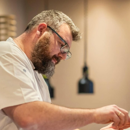 Face to Face με τον Θωμά Μάτσα: «Η επικαιρότητα σήμερα είναι πολύ σκοτεινή για να μεταφραστεί σε ένα πιάτο»