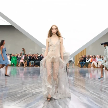 Τα χρώματα στα σανδάλια που θα κυριαρχήσουν τους επόμενους μήνες