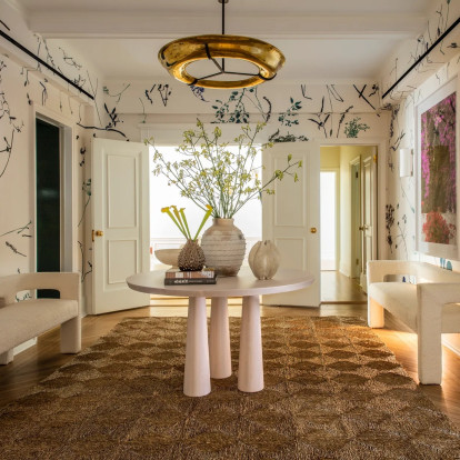 Χρώμα στο διάδρομο: Η διακοσμητική τάση που μεταμορφώνει τον πιο «ξεχασμένο» χώρο του σπιτιού