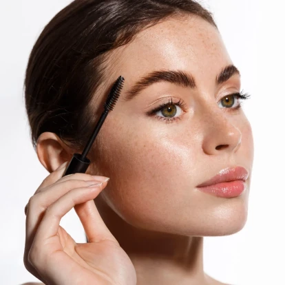Πώς να φτιάξετε το δικό σας brow gel πανεύκολα για τα πιο καλοσχηματισμένα φρύδια