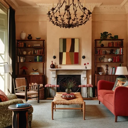 Ένα βικτοριανό σπίτι στο Λονδίνο επαναπροσδιορίζει την κομψότητα μέσα από το χρώμα