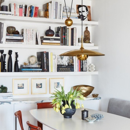 Η αισθητική “too many books”: Γιατί οι γεμάτες βιβλιοθήκες είναι το νέο σύμβολο της κομψότητας