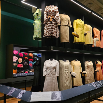"Queen Elizabeth II: Her Life in Style": Τα iconic looks της Βασίλισσας Ελισάβετ πρωταγωνιστούν σε μία έκθεση-ορόσημο στο Buckingham Palace