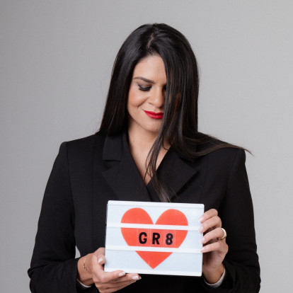 SKG Stories: Η Τίνα Μιχαηλίδου φέρνει την αυθεντικότητα στο επίκεντρο των συνεντεύξεών της σε μια εποχή όπου η εικόνα προηγείται της ουσίας