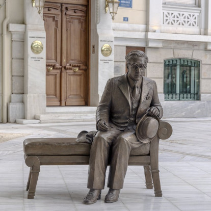 Ο Καβάφης επιστρέφει στην Αθήνα: To γλυπτό του ποιητή βρίσκεται πλέον στον πεζόδρομο της Διονυσίου Αρεοπαγίτου