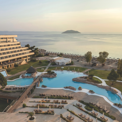Ένα σκηνικό αυθεντικού fine living στη Σιθωνία της Χαλκιδικής, όπου το φυσικό τοπίο «αγκαλιάζει» διακριτικά την πολυτέλεια
