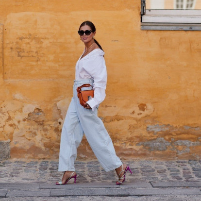 Τα tops που θα απογειώσουν τα baggy jeans