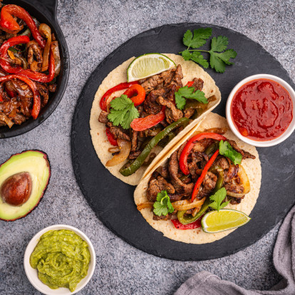 Ο Jamie Oliver μας μαγειρεύει fajitas με κοτόπουλο