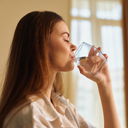 Τι πραγματικά συμβαίνει στον οργανισμό μας όταν πίνουμε νερό ακριβώς πριν από τον ύπνο;