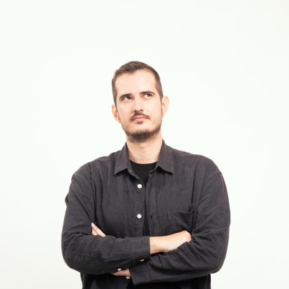 SKG Stories: O πετυχημένος stand-up comedian, Θανάσης Σαμαράς, πιστεύει ακράδαντα πως η πραγματική ελευθερία ξεκινά από το να νιώθεις καλά με τον εαυτό σου