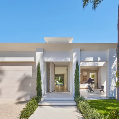 Μια κατοικία στην California που επανερμηνεύει το design του αρχαιοελληνικού ναύ μέσα από μια αφαιρετική αρχιτεκτονική ματιά