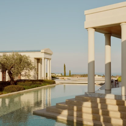 Το Amanzoe μετατρέπεται σε προορισμό σύγχρονης τέχνης με τη νέα έκθεση “Life Cycles” σε συνεργασία με την Γκαλερί Ζουμπουλάκη