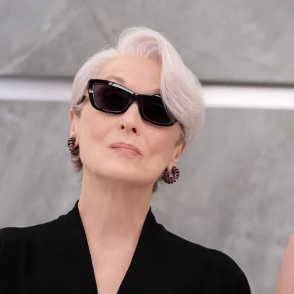 Η Meryl Streep και η Anne Hathaway συναντούν τα iconic items του The Devil Wears Prada
