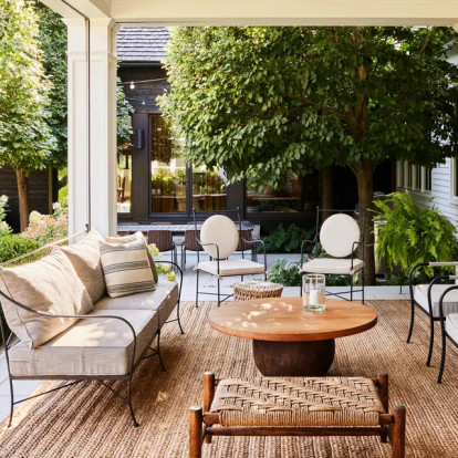 Βεράντα με αέρα θερινού σινεμά: Ιδέες διακόσμησης που μεταμορφώνουν τον εξωτερικό χώρο