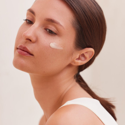 Το beauty brand που εμπνέεται από τη δύναμη της ﻿ελληνικής φύσης κι έχει ως οδηγό τη φιλοσοφία της απλότητας