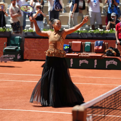 Her Style Rocks: Η Naomi Osaka μετέτρεψε ξανά το Roland Garros σε catwalk υψηλής ραπτικής