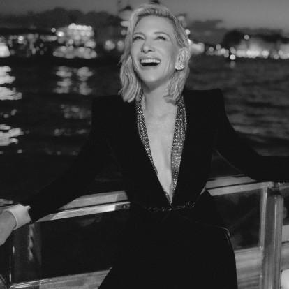 Η Cate Blanchet στρέφει τον φακό σε όσα κρύβονται πίσω από τη βιομηχανία της fast fashion