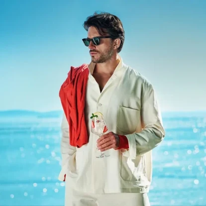Ο Jonathan Bailey γίνεται ο νέος “MARTINI Man” σε μια καμπάνια γεμάτη ιταλικό στιλ